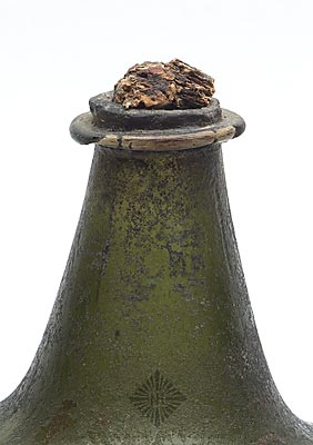 Onion Wine Bottle, Similar to RD plate 10, example a