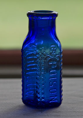 "(Skull And Crossed Bones) / Poison" Bottle, Possibly a K #KR-6 variant as "Chemists " is not embossed